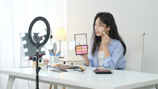 年轻女性化妆师直播分享妆容教程视频