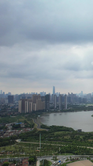 城市天空乌云密布暴雨来临前自然天气桥梁道路江景交通车流素材交通素材60秒视频