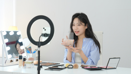 年轻女性化妆师直播分享妆容教程视频