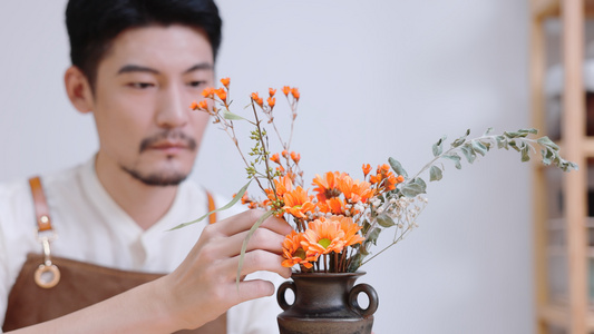 花艺师在修剪花视频