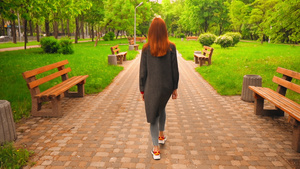 女人在公园里散步23秒视频