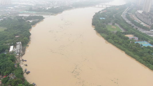 航拍汛期河流涨洪水视频