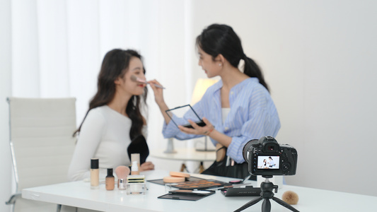 年轻女性化妆师拍摄分享妆容教程视频