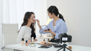 年轻女性化妆师拍摄分享妆容教程17秒视频