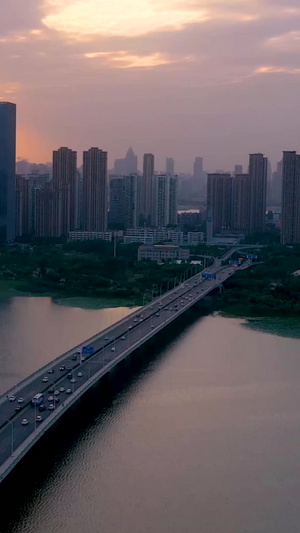 航拍武汉沙湖大桥日落延时机动车20秒视频