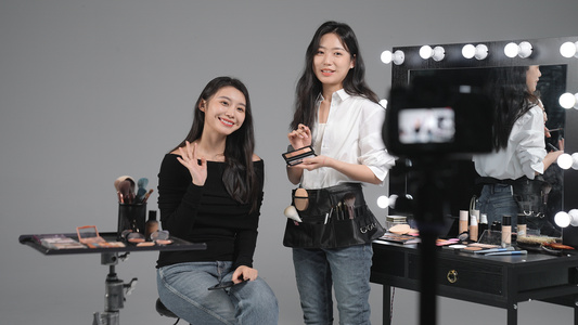 年轻女性化妆师分享妆容教程视频