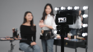 年轻女性化妆师直播分享妆容教程28秒视频