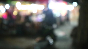 街道夜间街市的模糊镜头16秒视频