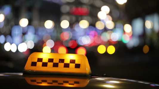 城市街道上的计程车牌照亮视频