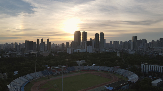 航拍夕阳晚霞城市体育馆足球场4k素材视频