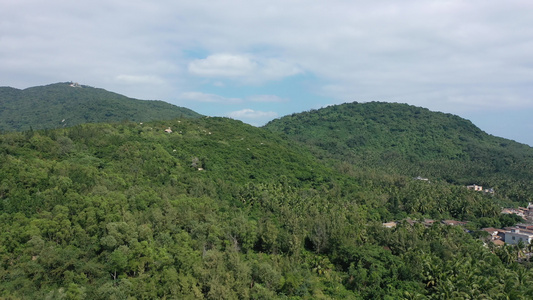 航拍海南文昌铜鼓岭沿海峰岭绿色山林风光视频