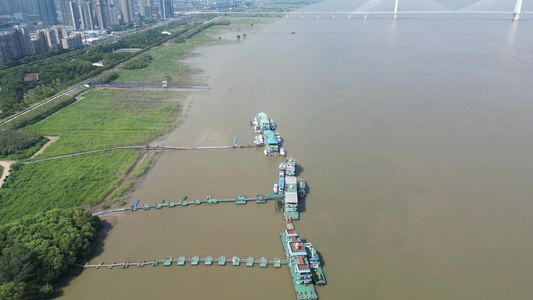 航拍湖北武汉长江水运货船 视频