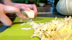 女孩用刀子切碎卷心菜10秒视频