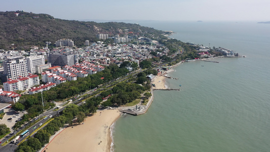 航拍福建厦门环岛路木栈道滨海走廊海岸线视频