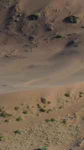 航拍腾格里沙漠中奔驰的越野车视频航拍视频视频