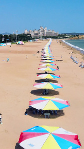 俯瞰海滨海边浴场航拍海浪游客旅游大连金石滩国家旅游度假区山型地貌视频