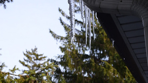 水滴在屋顶下融化冰柱上30秒视频