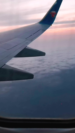 旅行途中搭乘飞机透过窗户看天空中晚霞31秒视频