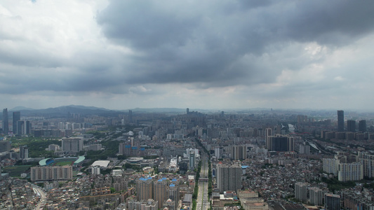 大雨来临前乌云中的城市航拍视频