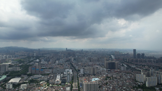 大雨来临前乌云中的城市航拍视频