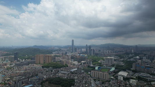 大雨来临前乌云中的城市航拍视频