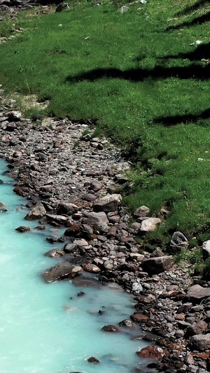 航拍新疆天山脚下伊犁河谷河流水流湍急伊犁河流25秒视频