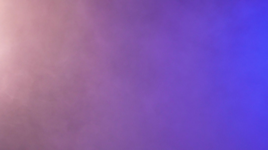 紫色和蓝色的彩色抽象烟雾视频