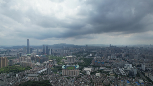 大雨来临前乌云中的城市航拍视频