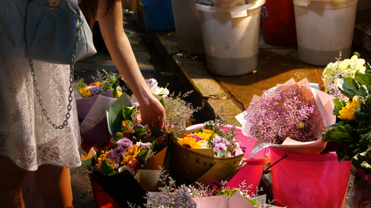 4K女生挑选鲜花夜晚花市鲜花售卖插花花束鲜花市场视频