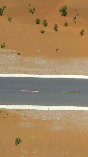 腾格里航拍沙漠公路特写阿拉善左旗15秒视频