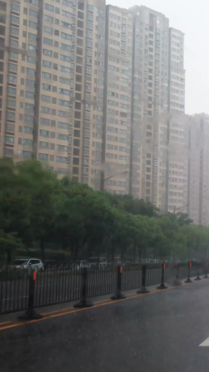 实拍雨天开车雨刮器刮水第一视角行车视角106秒视频