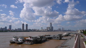 城市蓝天白云晴朗天空自然天气长江江景轮渡码头交通街景4k素材56秒视频