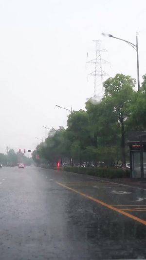 实拍雨天开车雨刮器刮水第一视角开车第一视角106秒视频