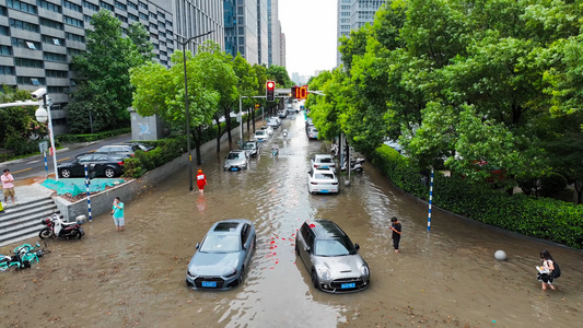 4K航拍暴雨后城市街道积水水淹视频