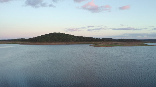 日落时分Portugal对arraiolos Alentejo的立体大坝的空中观察视频