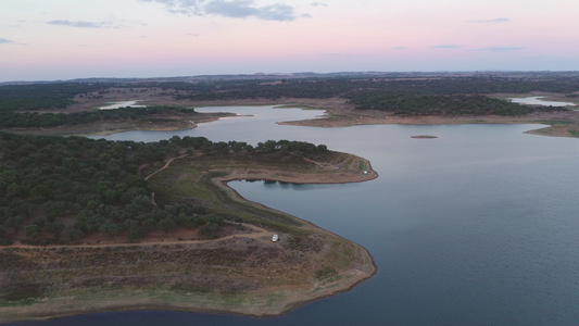 日落时分Portugal对arraiolos Alentejo的立体大坝的空中观察视频