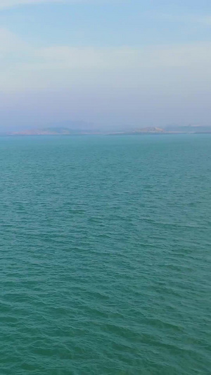 航拍大海中游船向前行驶碧波荡漾28秒视频