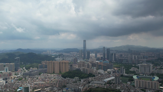 大雨来临前乌云中的城市航拍视频