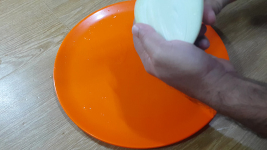 红陶瓷板上用利刃砍白洋葱视频