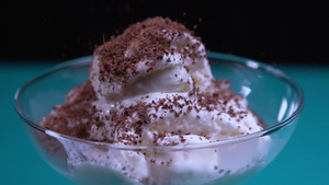 配有巧克力片片片的冰淇淋21秒视频