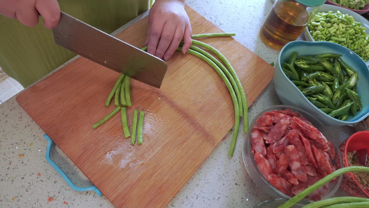 时蔬美食制作豇豆切段视频