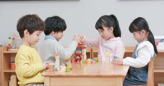 8K小朋友们在桌子上一起玩积木玩具视频