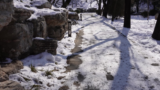 落雪假山石岩石圆明园雪景视频