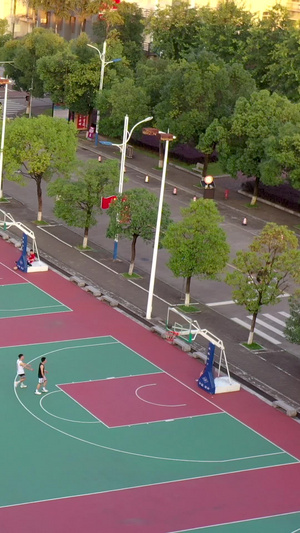 炎炎夏日篮球上打球运动的学生航拍篮球场28秒视频