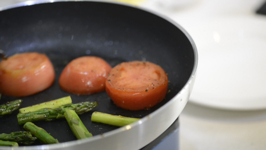 厨师煎西红柿和竹笋视频