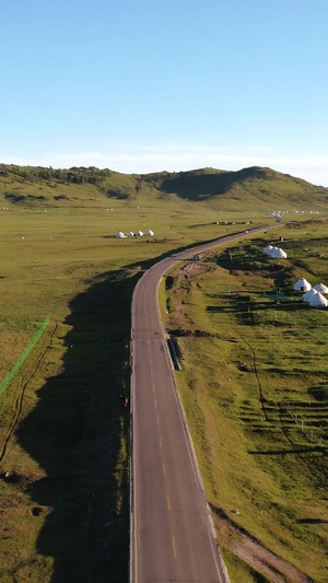 航拍新疆阿勒泰地区那仁草原公路毡房风光视频新疆旅游60秒视频