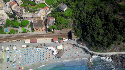 Monterosso al mare.在海滩上飞行,火车离开村庄.unesco遗产4k视频