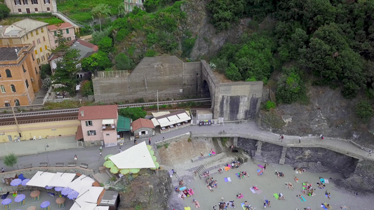 Monterosso al mare.在海滩上飞行,火车离开村庄.unesco遗产4k视频