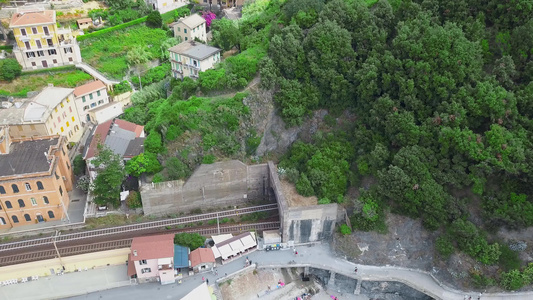 Monterosso al mare.在海滩上飞行,火车离开村庄.unesco遗产4k视频