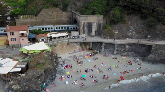 Monterosso al mare.在海滩上飞行,火车离开村庄.unesco遗产4k视频